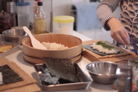 Let's enjoy making the authentic Sushi rolls and Tempura! Homestay-like small group lesson!
