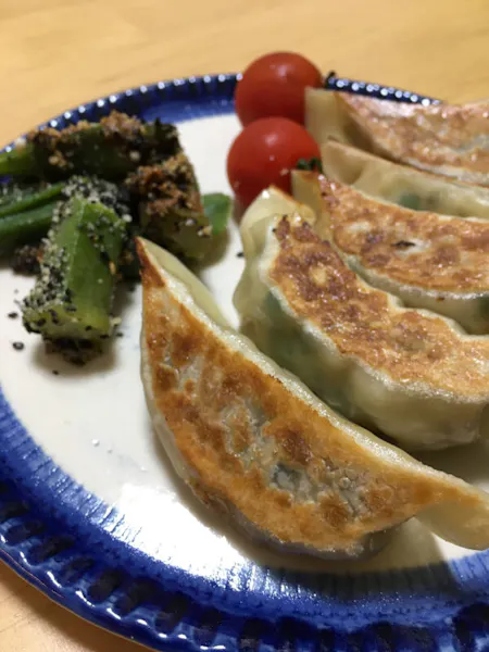 Let’s cook yammy Gyoza with my original seasonings. Pan-fried Gyoza cooking at Osaka.