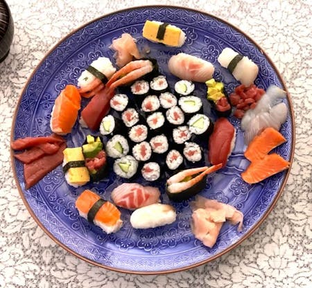 Making 3 Kinds of Sushi with the National Government Licensed Guide Interpreter\r\n(Vegetables are available for Vegan/Vegetarian)