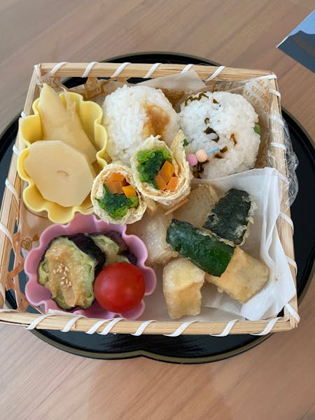 Let's cook Vegetarian Bento box and Visit a local supermarket.
Let's explore a local supermarket and try our home-cooking.