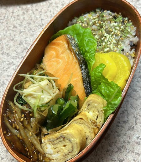 Making bento using Okayama's specialty products