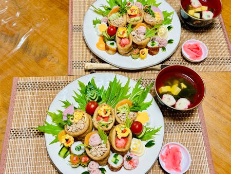 【Healthy and auspicious Japanese inari sushi. The decorative cut vegetables are appealing】