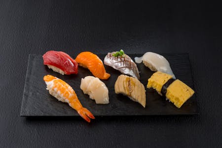 【Minimum 2 people】Sushi experience-
Enjoy cutting sashimi and nigiri using a traditional Japanese knife.