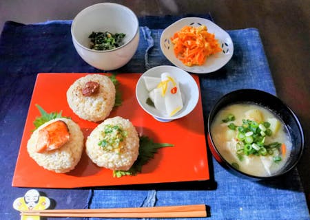 A home-cooking lesson in the instructor's home near Shimogamo Shrine in Kyoto City, where you can enjoy rice balls, miso soup, and seasonal vegetable side dishes.