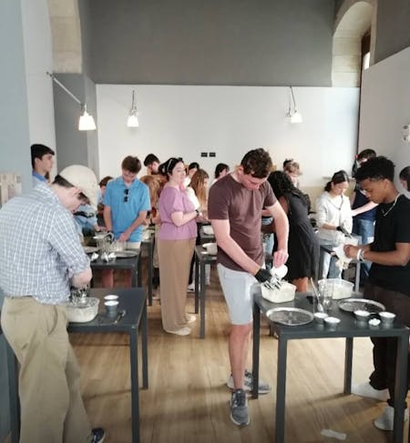   La pizza fatta a mano e mangiata con le mani ;-)