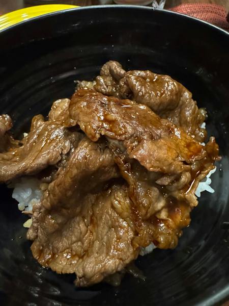 A sukiyaki rice bowl made with melt-in-your-mouth Wagyu beef!! Enjoy it with crispy pan-fried dumplings.