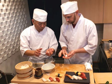 【More than 2 persons】Sushi making classes experience with professionals
