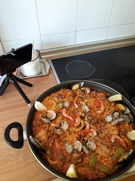 Enjoy a real Spanish Paella online class!