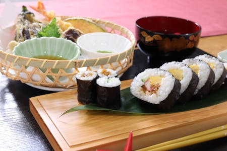 Enjoy authentic sushi rolls and tempura with flavorful clear soup! You can also experience shaving katsuobushi/ dried bonito! 