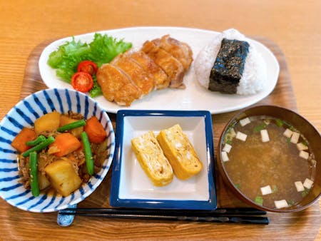 Teriyaki chicken set meal (rice ball, egg roll, meat and potatoes, tofu miso soup) Japanese sweets and green tea
